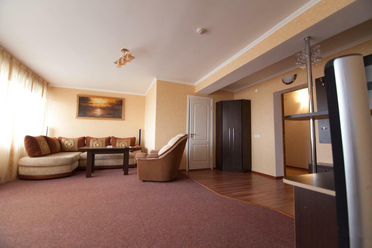 Hotel Prietenia Bender Bagian luar foto